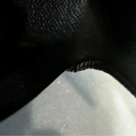 Louis Vuitton Black Leather Epi Key Holder 4 Rings Date Code  CA1907 unisex - Picture 6 of 16